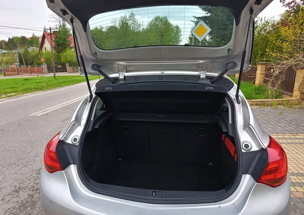 Opel Astra cena 28500 przebieg: 133000, rok produkcji 2010 z Połaniec małe 631